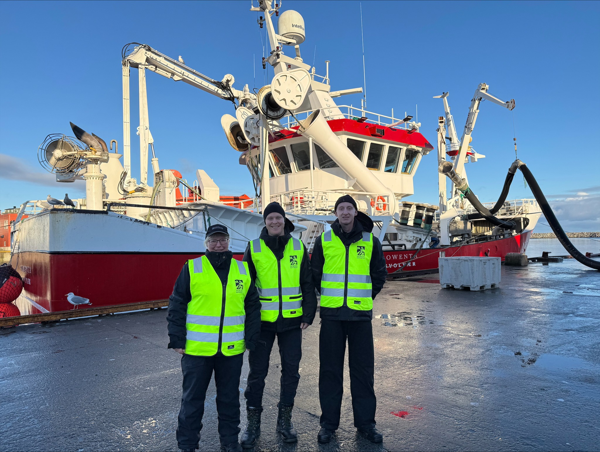 Gøran With Dybdal (23 år) og Berhard Troy Gjendem (21 år) er i praksis denne høsten hos Norges Råfisklag. Her er de sammen med Råfisklagets kontrollør Lillian Hansen.