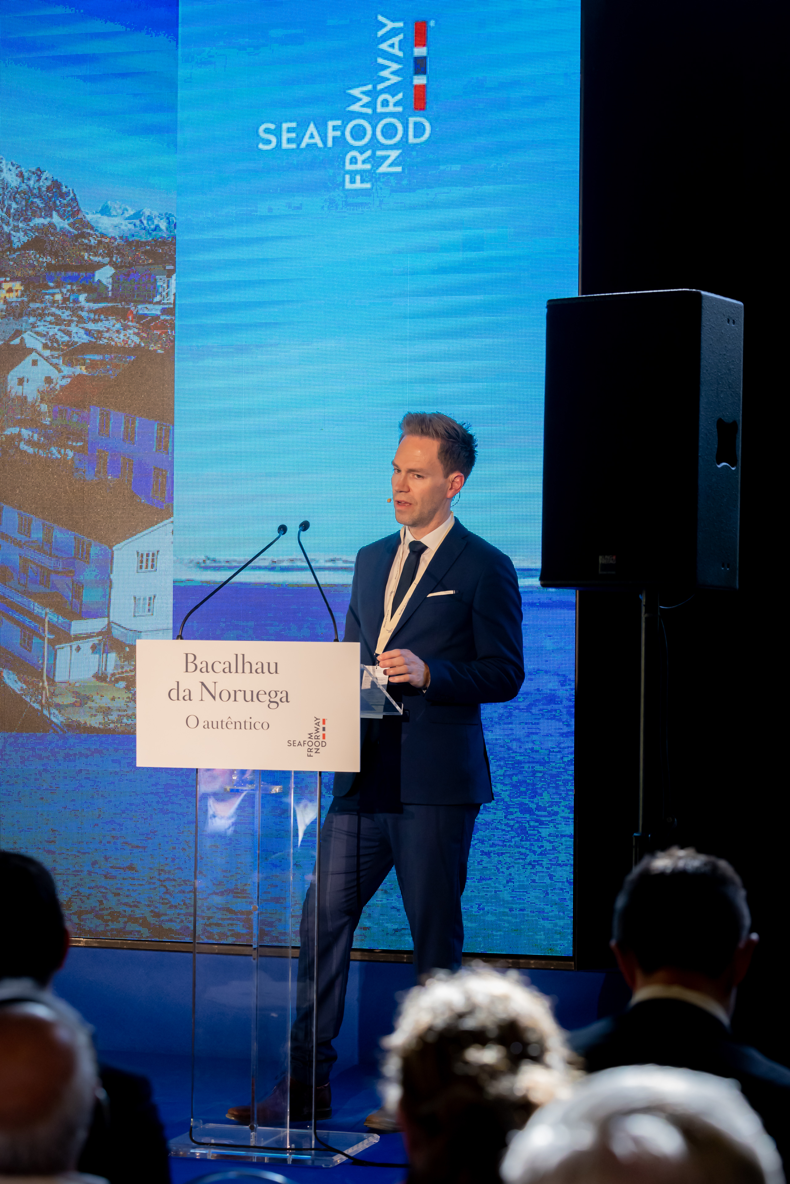 Charles Aas presenterer fra scenen på O futuro do Bacalhao i Lisboa. Foto: Norges Sjømatråd