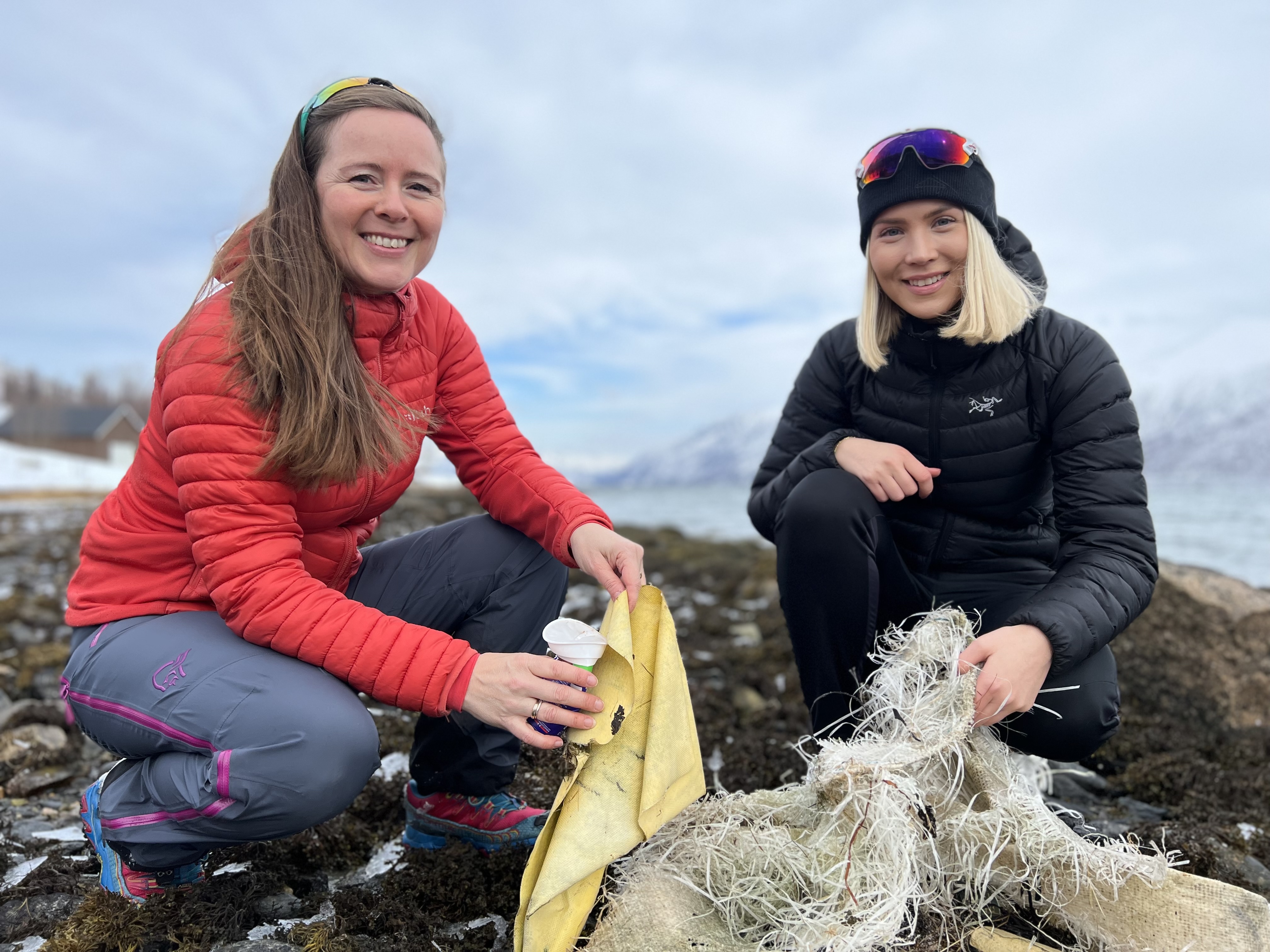 Synne Guldbrandsen og Amalie Oda Harland er ansvarlig for fordeling av støtte, og håper at mange blir med på ryddedugnaden