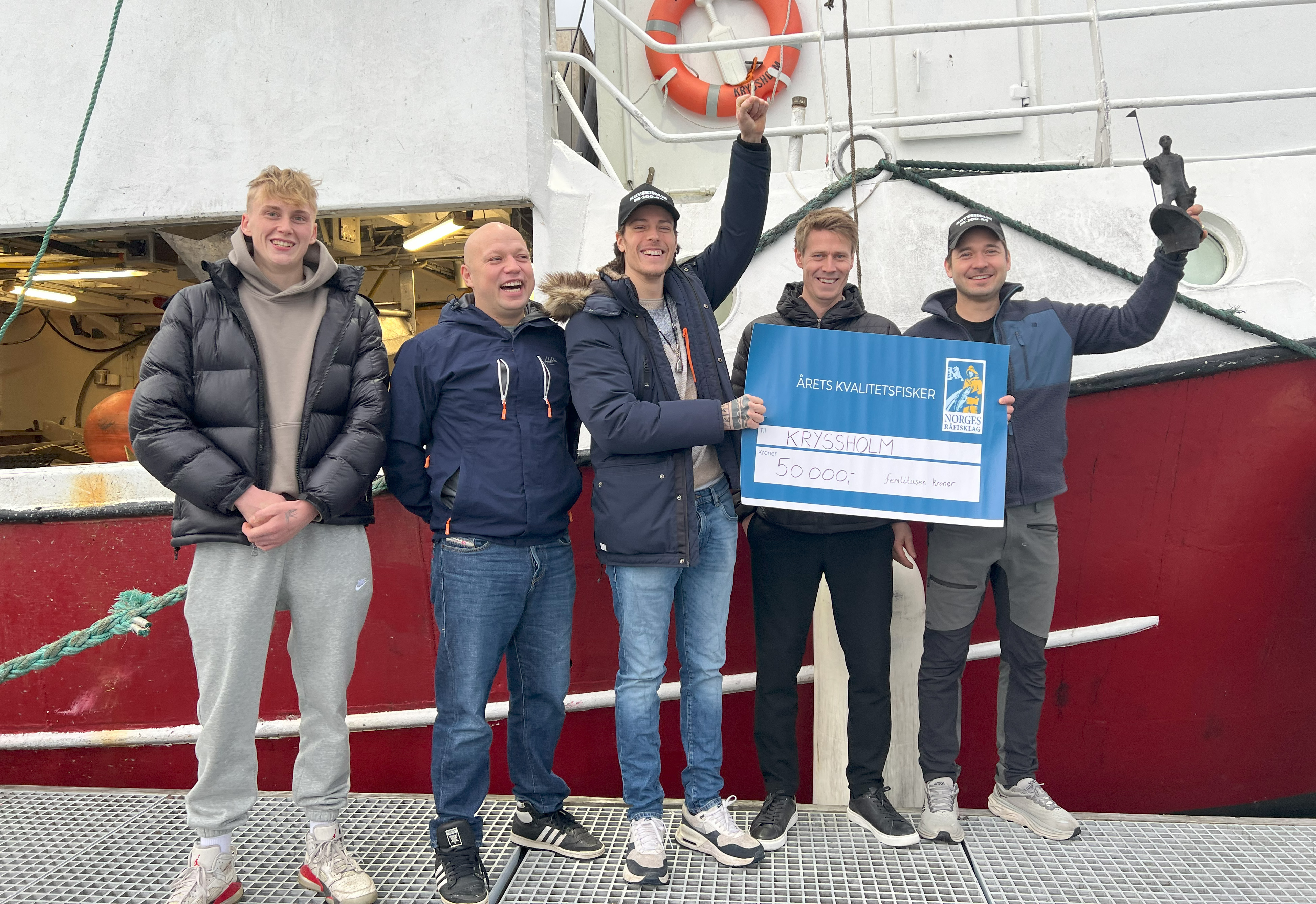 Årets kvalitetsfisker 2024, gjengen på "Kryssholm" fra venstre; Casper Nerland, Kristian Heggem, Jordan Sweazy; Christoffer Folland (reder) og Johannes Ormset (reder).